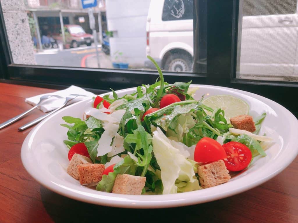 台北｜大安區｜big table 每天都想吃的美味．自家烘培三明治早午餐-芝麻葉沙拉
