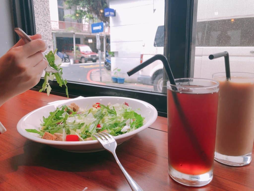台北｜大安區｜big table 每天都想吃的美味．自家烘培三明治早午餐-飲品紅茶奶茶