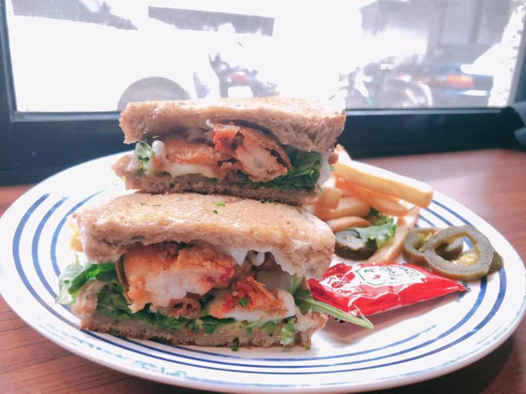 台北｜大安區｜big table 每天都想吃的美味．自家烘培三明治早午餐-酪梨炸蝦三明治