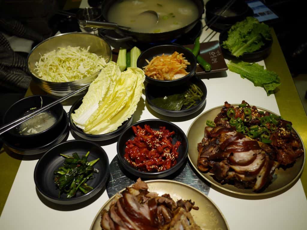 首爾｜垂涎三尺絕不誇張！米其林美食-韓國滿足五香豬腳- 滿桌菜