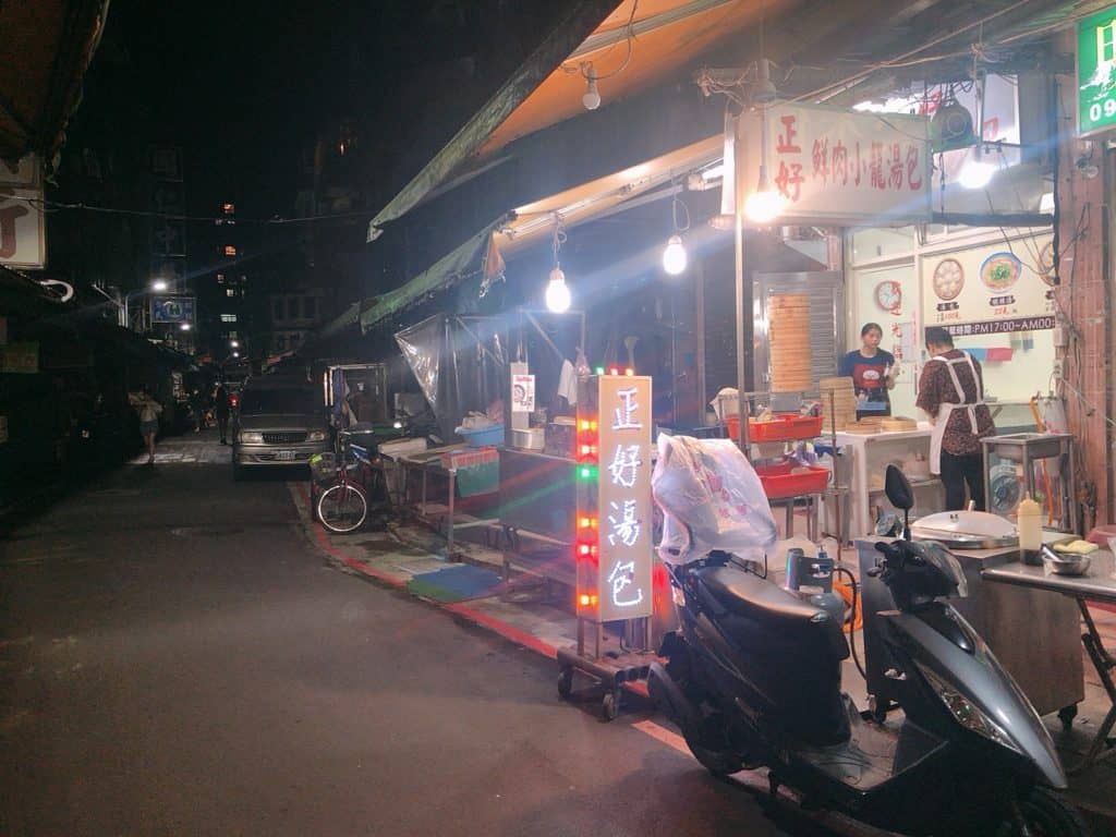  正好鮮肉小籠包 深藏於台北夜市巷內，沒有華美的裝潢，唯有簡單的招牌燈與台式裝潢