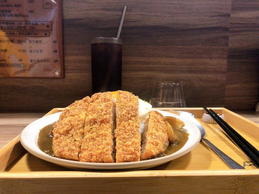 富士咖哩fuji curry-厚實的豬排咖哩，高高的豬排都把其他地方遮光光拉！