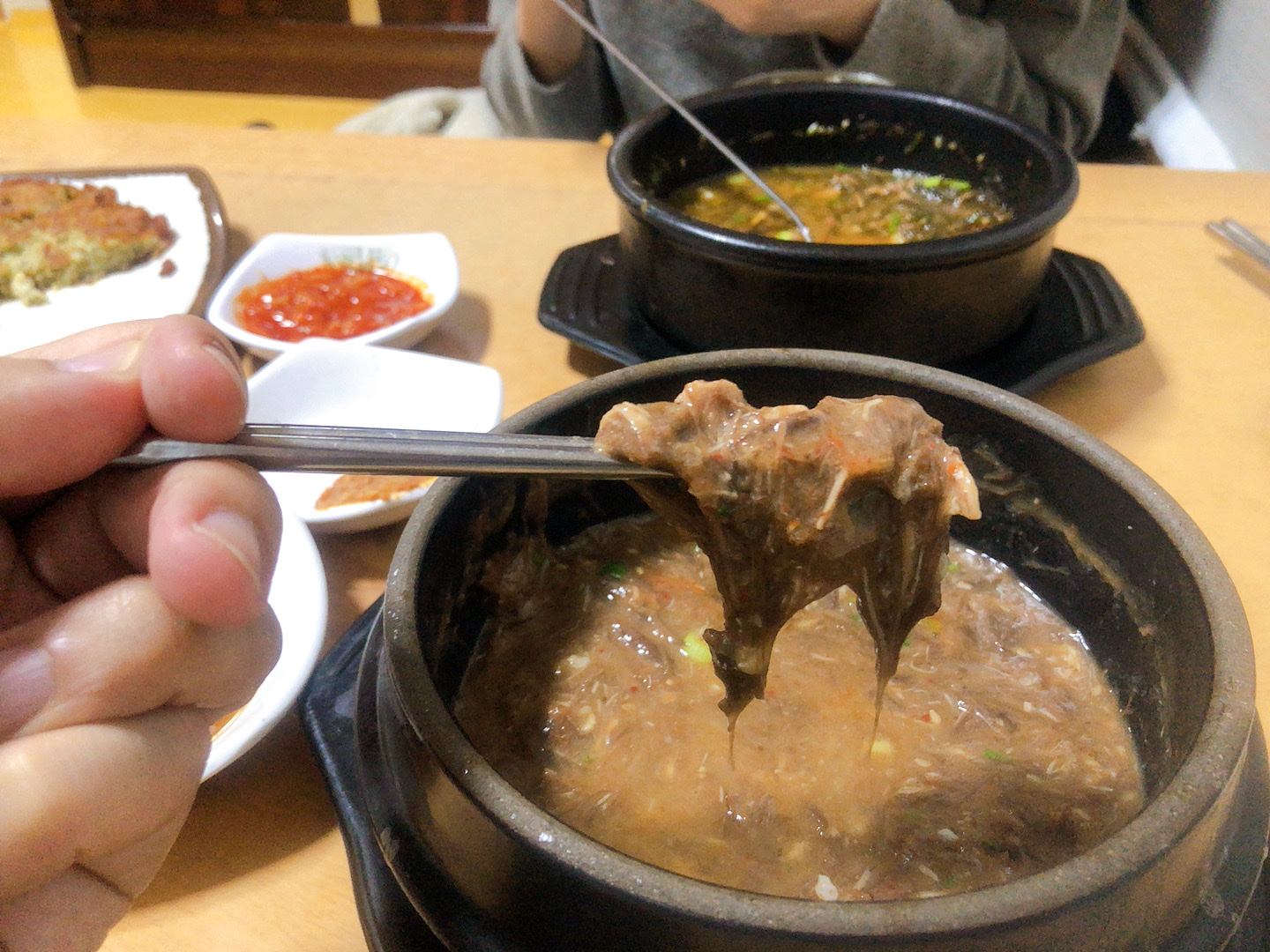 濟州島美食-濟州豬肉湯，都吃了一半了，每一口都還是能夾起滿滿的食材。