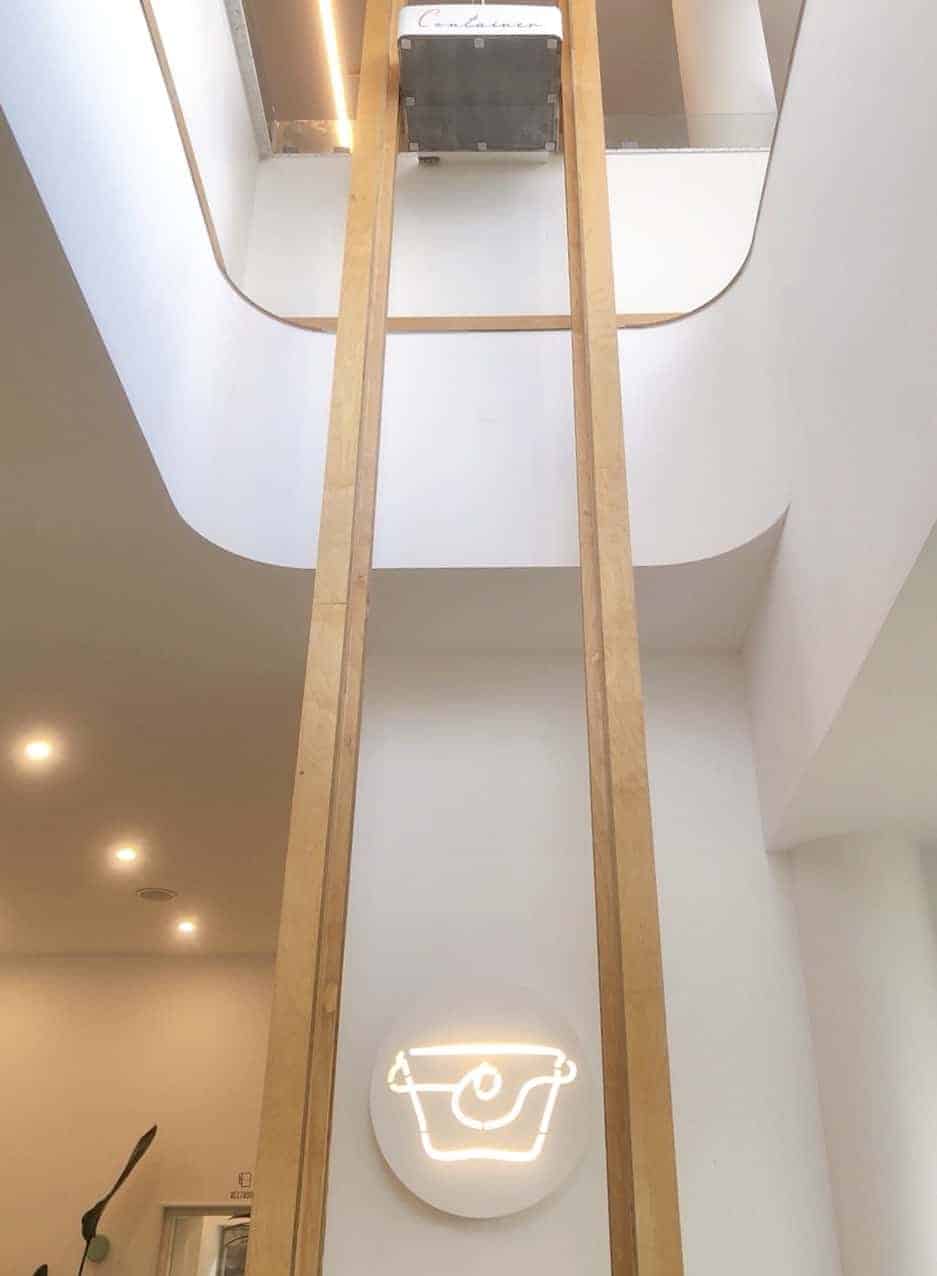 ▲濟州島橘子籃咖啡廳滾輪送餐台滑梯，圖片版權：stunning-asia.com