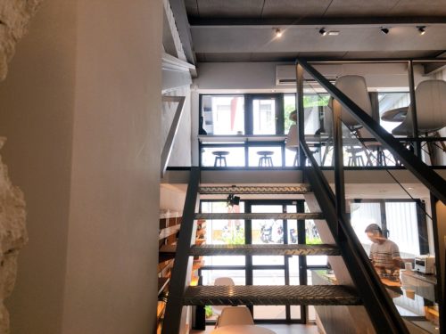  伊卡咖啡廳 從鐵梯通往二樓的美好