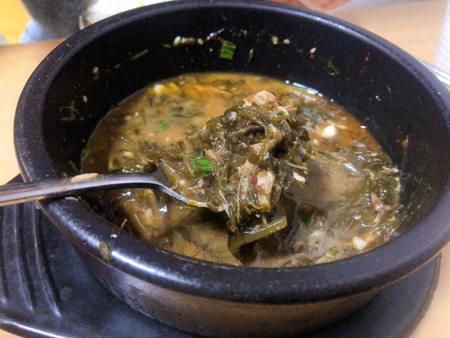 濟州島美食-宇進醒酒湯- 濟州海藻湯，從來沒吃過這麼多海藻啊！！
